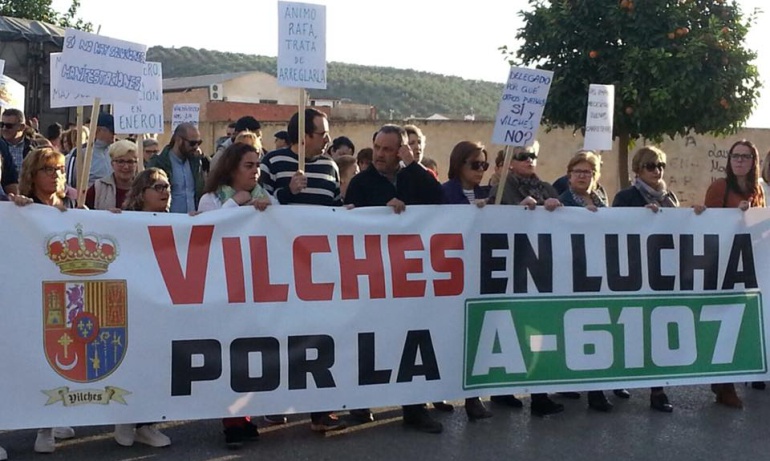 Una pancarta abria la manifestación que comenzó en la plaza de la Constitución. Una pancarta abria la manifestación que comenzó en la plaza de la Constitución.