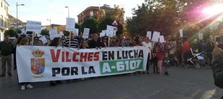 Los manifestantes recorrieron varias calles hasta la carretera A-6107 Los manifestantes recorrieron varias calles hasta la carretera A-6107