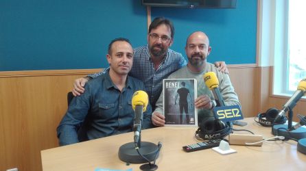 En la fotografía de izquierda a derecha: Juan Tebar, director y guionista cartagenero, creador de la serie 'Benet'; Miguel Meroño, director -presentador de Hoy por hoy Cartagena y Javier Salinas, propietario-editor de la editorial cartagenera Malbec. En la fotografía de izquierda a derecha: Juan Tebar, director y guionista cartagenero, creador de la serie 'Benet'; Miguel Meroño, director -presentador de Hoy por hoy Cartagena y Javier Salinas, propietario-editor de la editorial cartagenera Malbec.