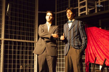 Francisco Reyes narrador que introduce la obra junto un Federico García Lorca en su época juvenil encarnado por Alberto Plaza Francisco Reyes narrador que introduce la obra junto un Federico García Lorca en su época juvenil encarnado por Alberto Plaza