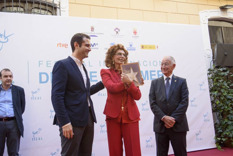 Sophia Loren recibiendo su estrella en el Paseo de la Fama Sophia Loren recibiendo su estrella en el Paseo de la Fama