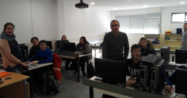 Eloy e Isabel dando clase a los chicos Eloy e Isabel dando clase a los chicos