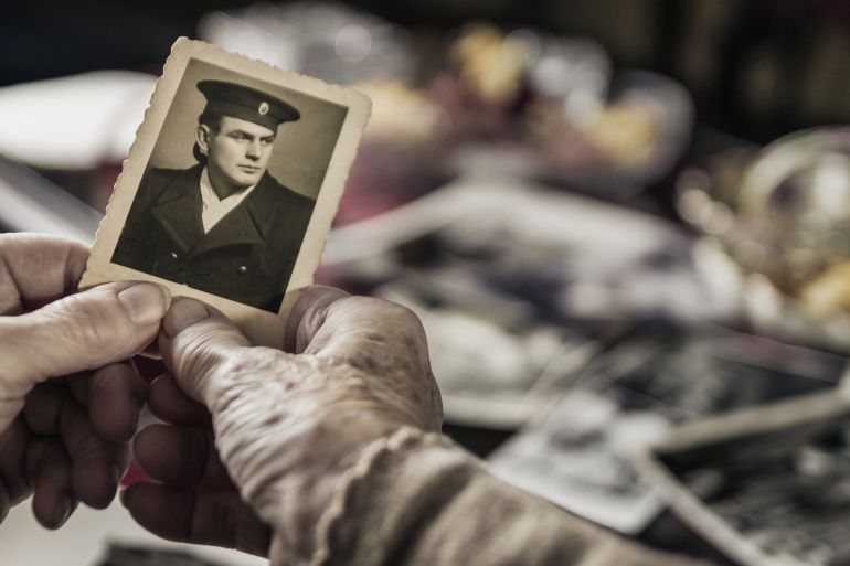Imagen de una anciana mirando fotos antiguas Imagen de una anciana mirando fotos antiguas