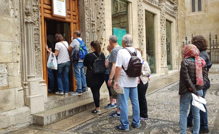Turistas en la Capilla Real de Granada Turistas en la Capilla Real de Granada