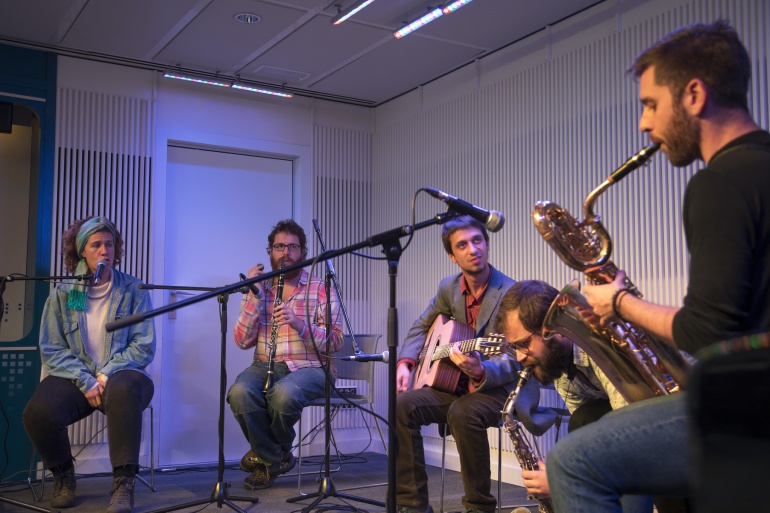 '5 cats swinging' y 'Builders Brass Collective' tocando juntos en Hoy por hoy Madrid '5 cats swinging' y 'Builders Brass Collective' tocando juntos en Hoy por hoy Madrid