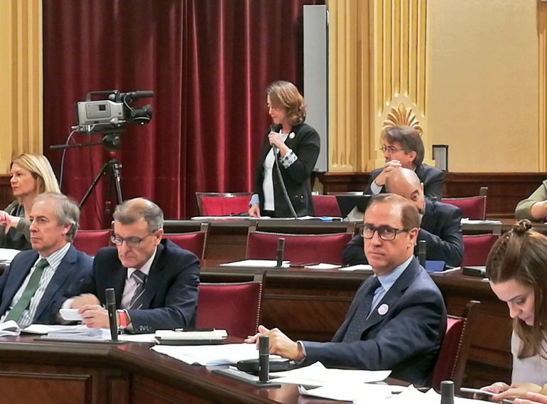 Ciudadanos y PP arremeten contra el Govern por el decreto del catalán en la sanidad Ciudadanos y PP arremeten contra el Govern por el decreto del catalán en la sanidad