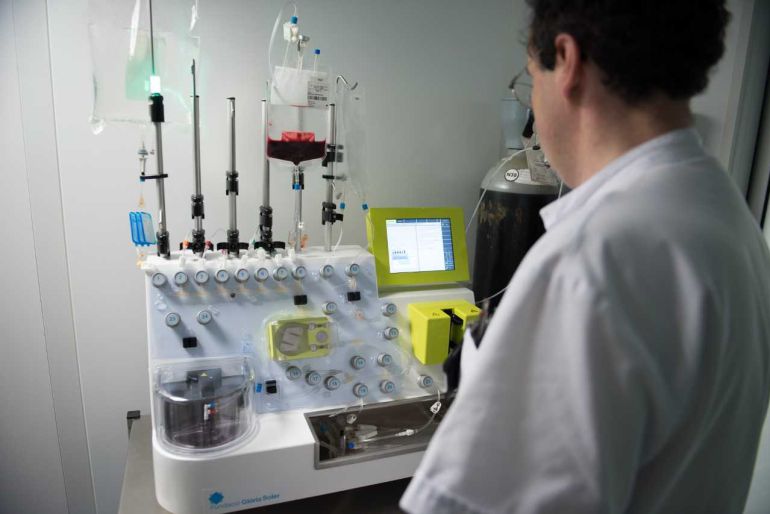El Dr. Manel Juan, cap de la Secció d’Immunoteràpia del Servei d’Immunologia del Clínic Clínic i responsable de la Plataforma d’Immunoteràpia de l’Hospital Clínic i l’Hospital Sant Joan de Déu, treballant amb la màquina que permet l’elaboració del CAR-T del Clínic El Dr. Manel Juan, cap de la Secció d’Immunoteràpia del Servei d’Immunologia del Clínic Clínic i responsable de la Plataforma d’Immunoteràpia de l’Hospital Clínic i l’Hospital Sant Joan de Déu, treballant amb la màquina que permet l’elaboració del CAR-T del Clínic