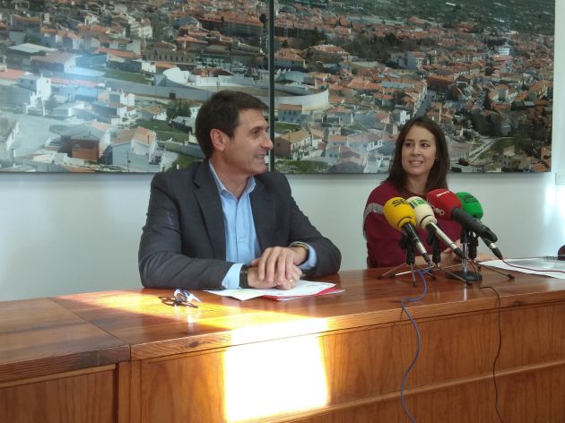 Pedro Fernández y Gemma Pérez en la sala de juntas del Ayuntamiento de Baza Pedro Fernández y Gemma Pérez en la sala de juntas del Ayuntamiento de Baza