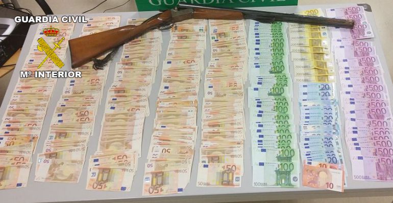 Dinero y arma requisados por la Guardia Civil Dinero y arma requisados por la Guardia Civil
