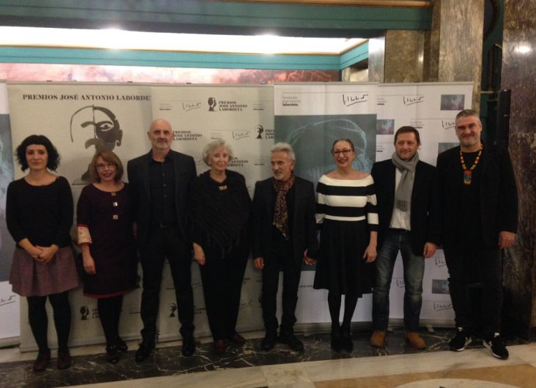 Los galardonados, junto a la viuda de Labordeta, Juana de Grandes, en el ambigú del Teatro Principal Los galardonados, junto a la viuda de Labordeta, Juana de Grandes, en el ambigú del Teatro Principal
