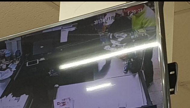 Atraco a punta de pistola en el supermercado Simply de Yunquera de Henares. La Guardia Civil busca a un hombre que huyó en bicicleta: Atraco a punta de pistola en el Supermercado Simply de Yunquera de Henares Atraco a punta de pistola en el supermercado Simply de Yunquera de Henares. La Guardia Civil busca a un hombre que huyó en bicicleta: Atraco a punta de pistola en el Supermercado Simply de Yunquera de Henares