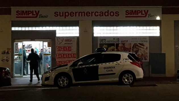 Atraco a punta de pistola en el supermercado Simply de Yunquera de Henares. La Guardia Civil busca a un hombre que huyó en bicicleta: Atraco a punta de pistola en el Supermercado Simply de Yunquera de Henares Atraco a punta de pistola en el supermercado Simply de Yunquera de Henares. La Guardia Civil busca a un hombre que huyó en bicicleta: Atraco a punta de pistola en el Supermercado Simply de Yunquera de Henares