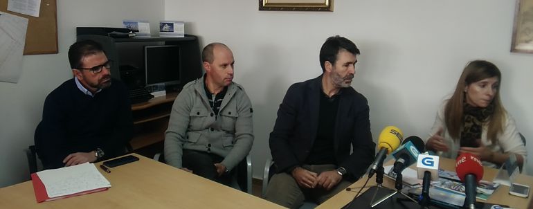 El PSOE en rueda de prensa con la ría del Burgo El PSOE en rueda de prensa con la ría del Burgo