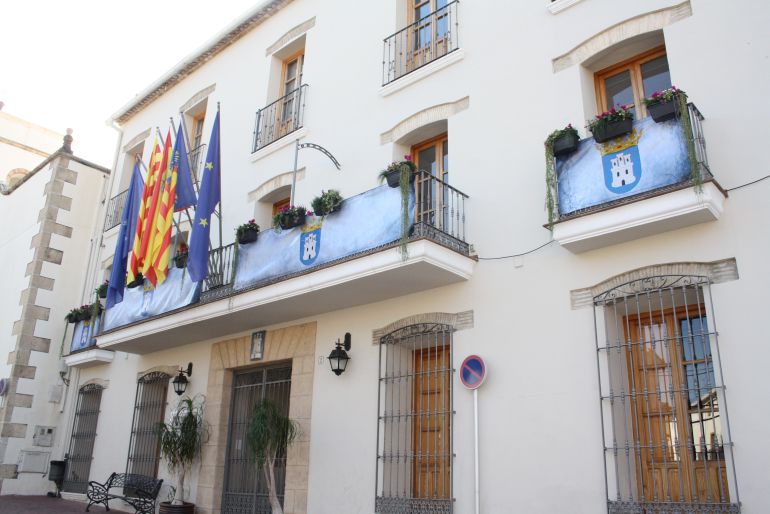 Fachada del edificio consistorial de Ondara. Fachada del edificio consistorial de Ondara.