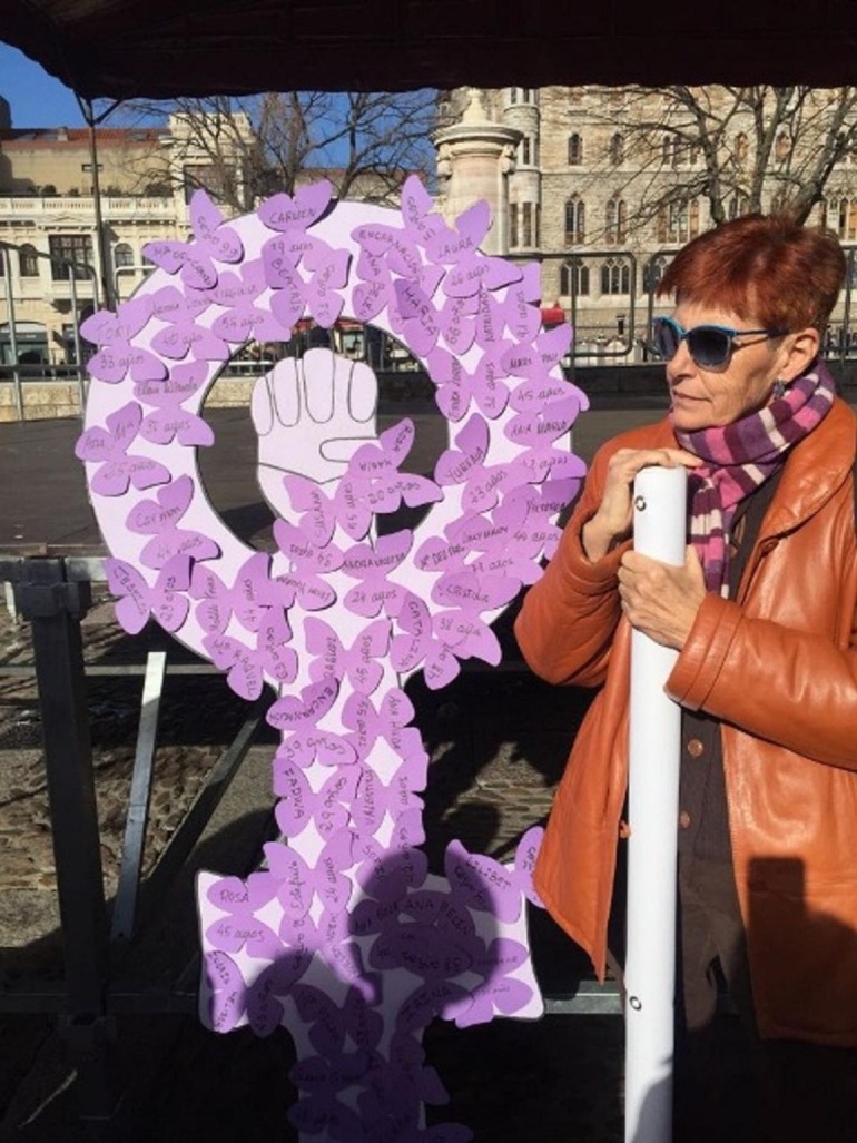 Herminia Suárez Mata al lado de todos los nombres de las mujeres asesinadas en 2017 Herminia Suárez Mata al lado de todos los nombres de las mujeres asesinadas en 2017