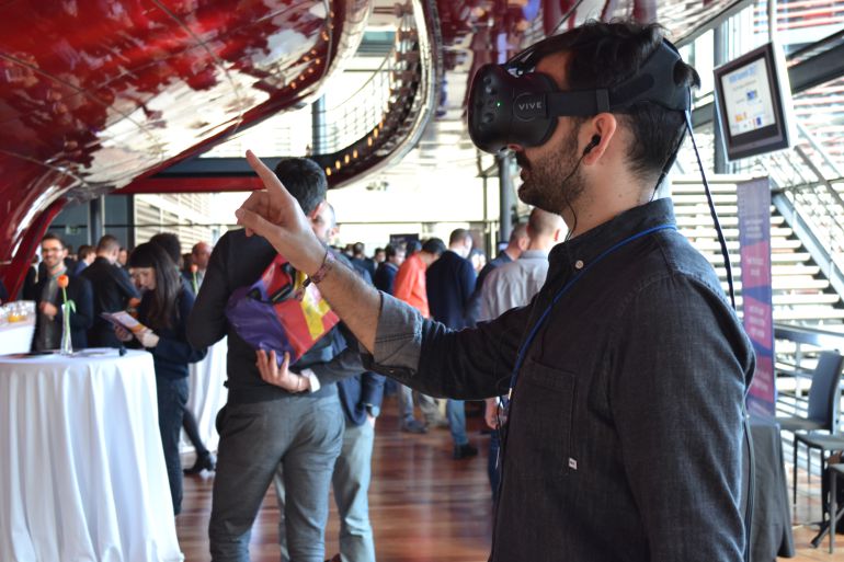 Un participante de la cumbre europea prueba unas gafas de realidad virtual. Un participante de la cumbre europea prueba unas gafas de realidad virtual.