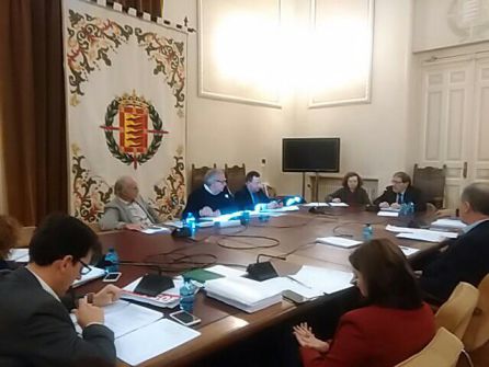 El portavoz del PP, Martínez Bermejo, pregunta al secretario municipal El portavoz del PP, Martínez Bermejo, pregunta al secretario municipal
