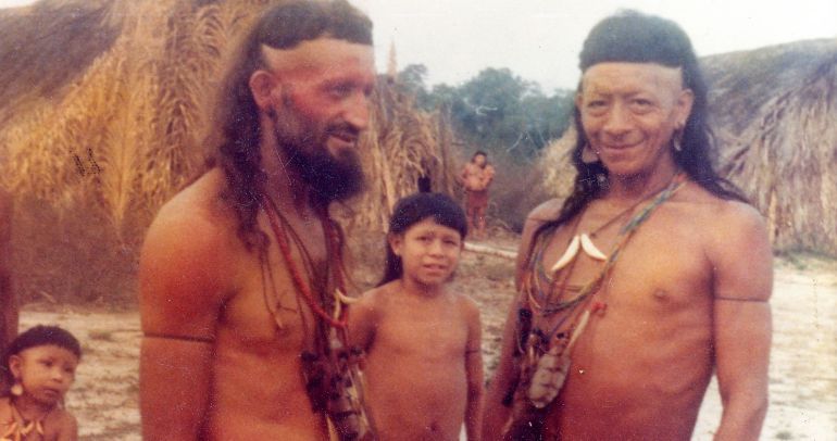 Vicente Cañas (izquierda de la imagen) con una tribu indígena Vicente Cañas (izquierda de la imagen) con una tribu indígena