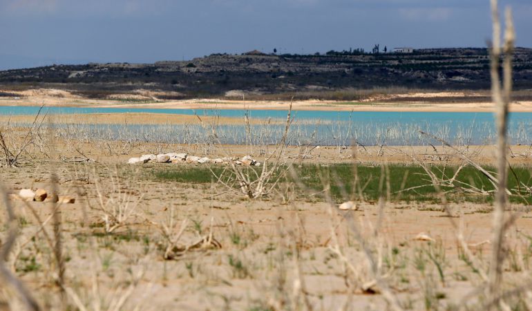 El pantano de La Pedrera, perteneciente a la cuenca hidrográfica del Segura, muestra un estado de extrema sequía. El pantano de La Pedrera, perteneciente a la cuenca hidrográfica del Segura, muestra un estado de extrema sequía.