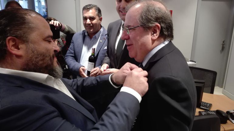 Felipe Nalda impone coloca una insignia de la DO Toro al Presidente de la Junta de Castillay León, Juan Vicente Herrera Felipe Nalda impone coloca una insignia de la DO Toro al Presidente de la Junta de Castillay León, Juan Vicente Herrera