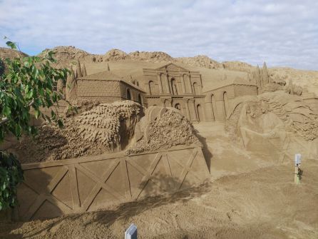 2.000 toneladas de arena arman el Belén de Las Canteras 2.000 toneladas de arena arman el Belén de Las Canteras