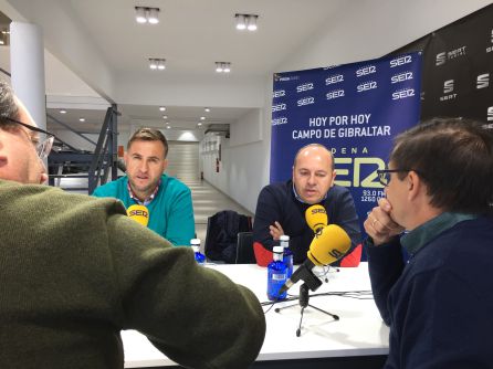 Marco Antonio Godoy, del Club deportivo Algeciras, Sebastioán Fernández, vicepresidente de la Cámara de Comercio y Manuel Correro, presidente de la Asociación de Vecinos El Embarcadero. Marco Antonio Godoy, del Club deportivo Algeciras, Sebastioán Fernández, vicepresidente de la Cámara de Comercio y Manuel Correro, presidente de la Asociación de Vecinos El Embarcadero.