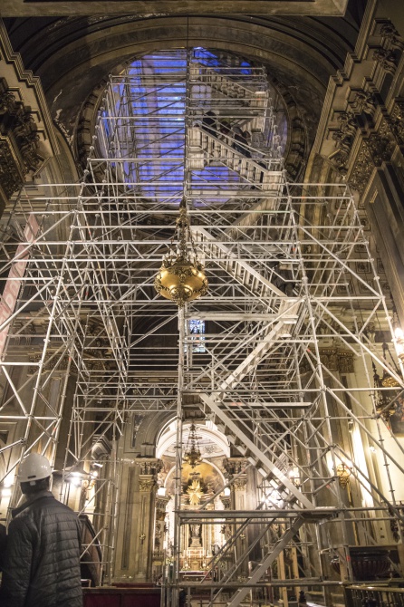 Pese a la dimensión del andamiaje en la iglesia de San José se sigue dando misa Pese a la dimensión del andamiaje en la iglesia de San José se sigue dando misa