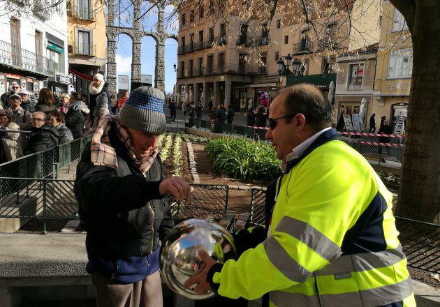 Los colectivos han leído sus deseos simbolizados en unas bolas de navidad Los colectivos han leído sus deseos simbolizados en unas bolas de navidad