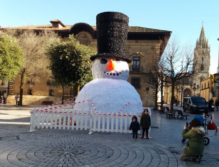 Una madre retrata a sus dos hijos frente a la muñeco de nieve de la Plaza Porlier, antes del encendido de las luces de Navidad. Una madre retrata a sus dos hijos frente a la muñeco de nieve de la Plaza Porlier, antes del encendido de las luces de Navidad.