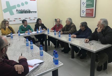 Los concejales socialistas, Matilde Cruz, Julio Millán y África Colomo, escuchan a los vecinos de Los Puentes. Los concejales socialistas, Matilde Cruz, Julio Millán y África Colomo, escuchan a los vecinos de Los Puentes.