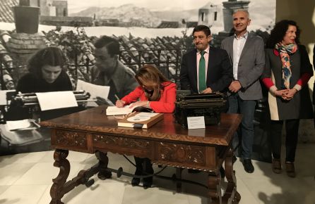 La presidenta de la Junta, Susana Díaz, firma en el libro de honor en 'El Rincón de Miguel Hernández'. La presidenta de la Junta, Susana Díaz, firma en el libro de honor en 'El Rincón de Miguel Hernández'.