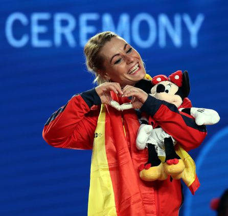 Lidia Valentin celebra las medallas con su característico corazón Lidia Valentin celebra las medallas con su característico corazón