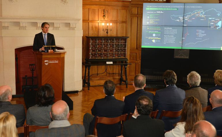 El ministro De la Serna, presentando el plan de renovación de la red de Cercanías de Cantabria. 