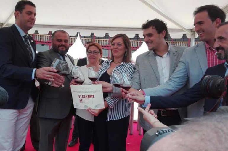 Los representantes institucionales de Ayuntamiento de Toro, Diputación de Zamora y Junta de Castilla y León con la calificación de la añada de los vinos de la D.O. Toro 2016 Los representantes institucionales de Ayuntamiento de Toro, Diputación de Zamora y Junta de Castilla y León con la calificación de la añada de los vinos de la D.O. Toro 2016