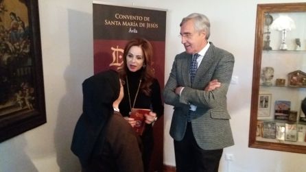 La Madre María Teresa dialoga con la presidenta de la Fundación Villalar, Silvia Clemente, y con el alcalde de Ávila, José Luis Rivas La Madre María Teresa dialoga con la presidenta de la Fundación Villalar, Silvia Clemente, y con el alcalde de Ávila, José Luis Rivas