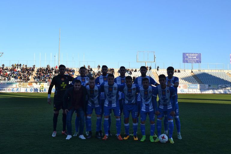 Adrián Ibañez posa agachado en la parte izquierda con el Lorca Deportiva Adrián Ibañez posa agachado en la parte izquierda con el Lorca Deportiva