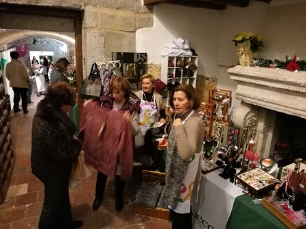 Las voluntarias de la asociación atienden los diferentes puestos del rastrillo Las voluntarias de la asociación atienden los diferentes puestos del rastrillo
