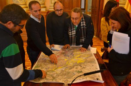 El jefe del Servicio de Parques y Jardines y la concejala explican a los periodistas el impacto de la sequía según las zonas El jefe del Servicio de Parques y Jardines y la concejala explican a los periodistas el impacto de la sequía según las zonas