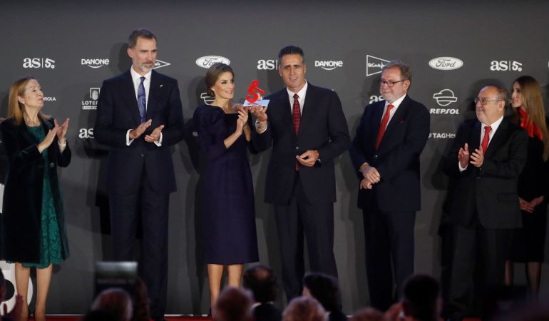 Los Reyes entregan el Premio AS al exciclista Miguel Indurain Los Reyes entregan el Premio AS al exciclista Miguel Indurain