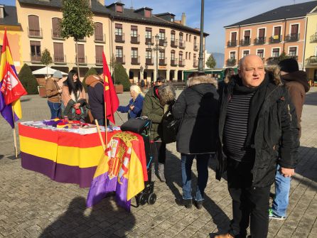 El portavoz de Ponferrada en Común, Miguel Ángel Fernández, se quedó en la calle apostando por la República El portavoz de Ponferrada en Común, Miguel Ángel Fernández, se quedó en la calle apostando por la República