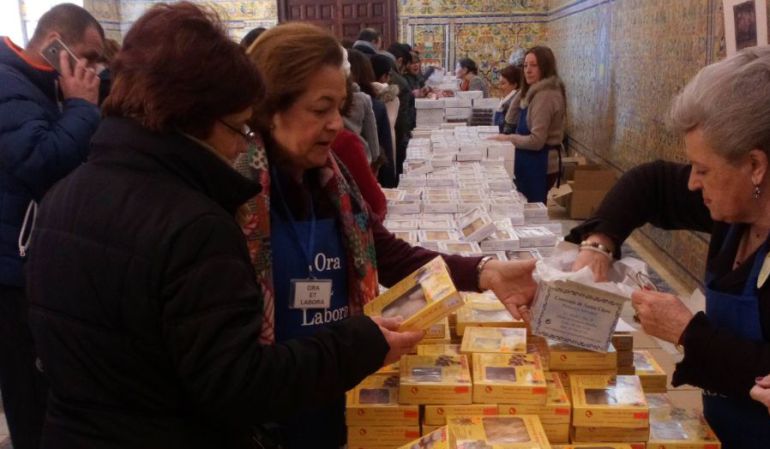 Ambiente este miércoles en el Salón Gotico del Alcázar durante la primera jornada de la 33ª edición de la muestra anual de dulces de conventos de clausura de la Archidiócesis de Sevilla Ambiente este miércoles en el Salón Gotico del Alcázar durante la primera jornada de la 33ª edición de la muestra anual de dulces de conventos de clausura de la Archidiócesis de Sevilla