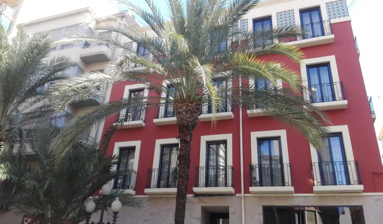 Bloque de apartamentos rehabilitados en la calle San Vicente, en pleno centro de Alicante, para su alquiler turístico. Bloque de apartamentos rehabilitados en la calle San Vicente, en pleno centro de Alicante, para su alquiler turístico.