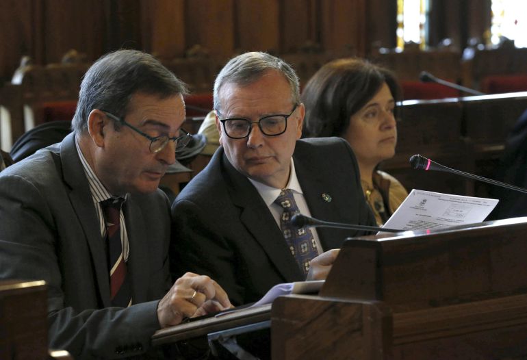 El consejero de Sanidad (en el centro) flanqueado de los miembros de su equipo durante su comparecencia en la Junta General. El consejero de Sanidad (en el centro) flanqueado de los miembros de su equipo durante su comparecencia en la Junta General.