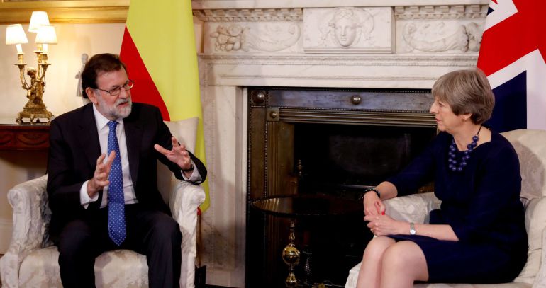 El presidente del Gobierno, Mariano Rajoy, durante la reunión con la primera ministra británica, Theresa May, en su residencia de Londres. El presidente del Gobierno, Mariano Rajoy, durante la reunión con la primera ministra británica, Theresa May, en su residencia de Londres.