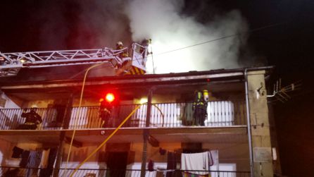 Los bomberos tuvieron que retirar las losas de piedra del tejado. Los bomberos tuvieron que retirar las losas de piedra del tejado.