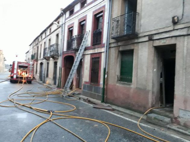 Los equipos de bomberos han tenido que acudir hasta en dos ocasiones más al reavivarse las llamas. Los equipos de bomberos han tenido que acudir hasta en dos ocasiones más al reavivarse las llamas.