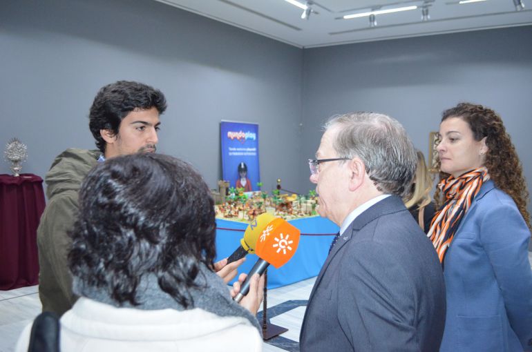 Alberto Máximo Pérez, Presidente del Ateneo, respondiendo a las preguntas de los periodistas Alberto Máximo Pérez, Presidente del Ateneo, respondiendo a las preguntas de los periodistas