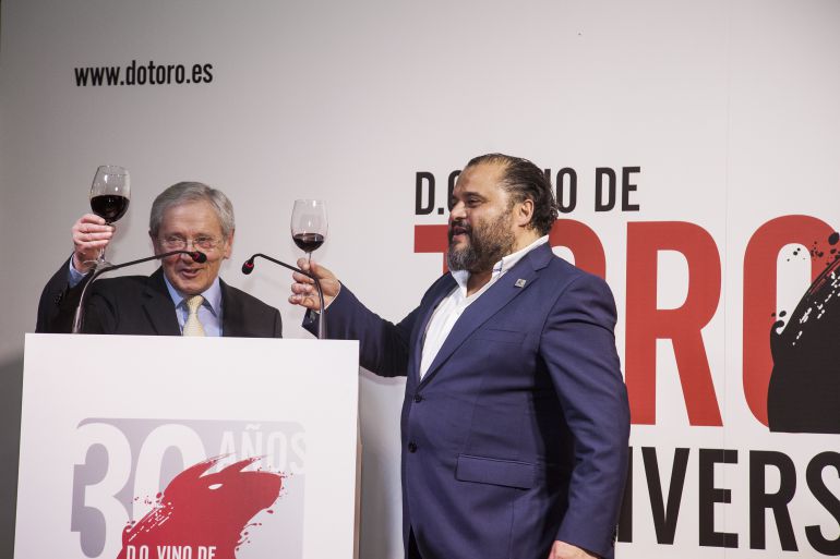 Felipe Nalda y el periodista Fernando Onega en el acto del Cículo de Bellas Asrtes de Madrid en el que se celebraba los 30 años de la denominación Felipe Nalda y el periodista Fernando Onega en el acto del Cículo de Bellas Asrtes de Madrid en el que se celebraba los 30 años de la denominación