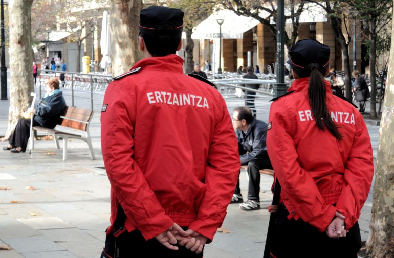 Dos 'ertzainas' patrullan por las calles de San Sebastián en una imagen de archivo. Dos 'ertzainas' patrullan por las calles de San Sebastián en una imagen de archivo.