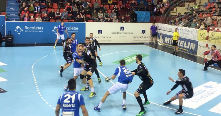 El Atlético gana al Puente Genil (31-25) en su fortín de Huerta del Rey El Atlético gana al Puente Genil (31-25) en su fortín de Huerta del Rey